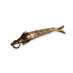 Poisson articulé en argent, yeux rouges