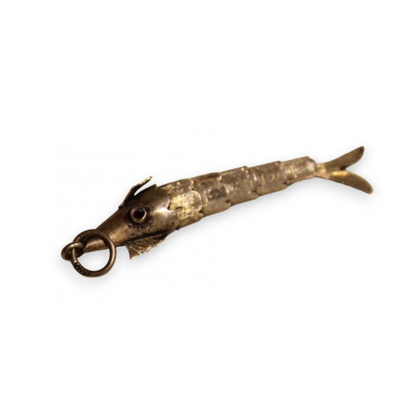 Poisson articulé en argent, yeux rouges