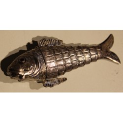 Poisson articulé en argent, yeux rouges