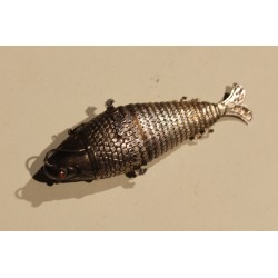 Poisson articulé en argent, yeux orange