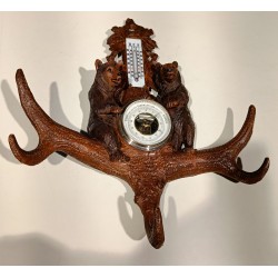Porte-manteau baromètre en bois sculpté de Brienz