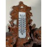 Porte-manteau baromètre en bois sculpté de Brienz