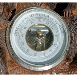Porte-manteau baromètre en bois sculpté de Brienz