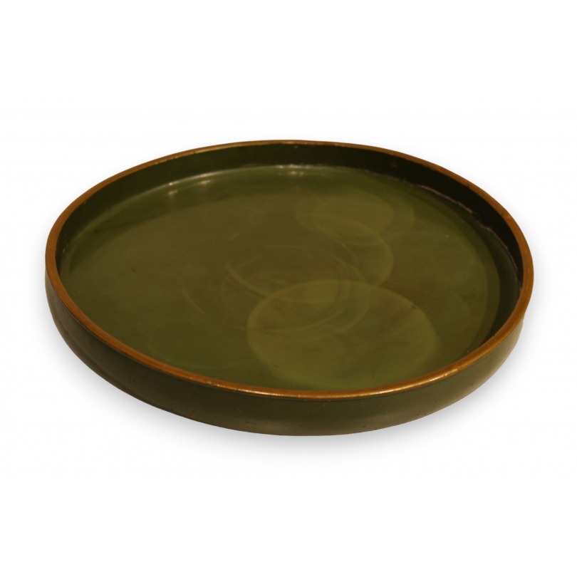 Plat rond en laque verte bordure doré, signé