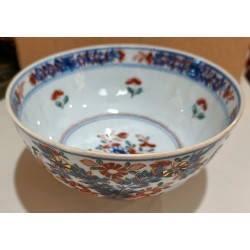 Porcelain bowl, 18th-century China, available from Moinat SA – Antiques and home décor