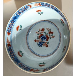 Porcelain bowl, 18th-century China, available from Moinat SA – Antiques and home décor