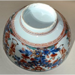 Porcelain bowl, 18th-century China, available from Moinat SA – Antiques and home décor