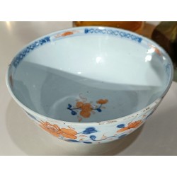 Porcelain bowl, 18th-century China, available at Moinat SA – Antiques and home décor
