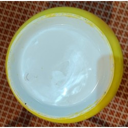 Vase en porcelaine jaune