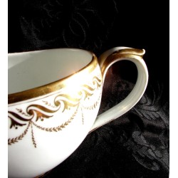 French Bourdaloue from Old Paris. Gold decoration. At  Moinat SA  - Antiques and Decor