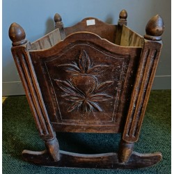 Berceau en bois sculpté
