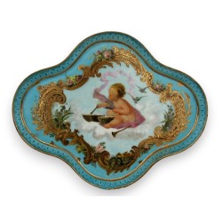 Plat avec décor central angelot.