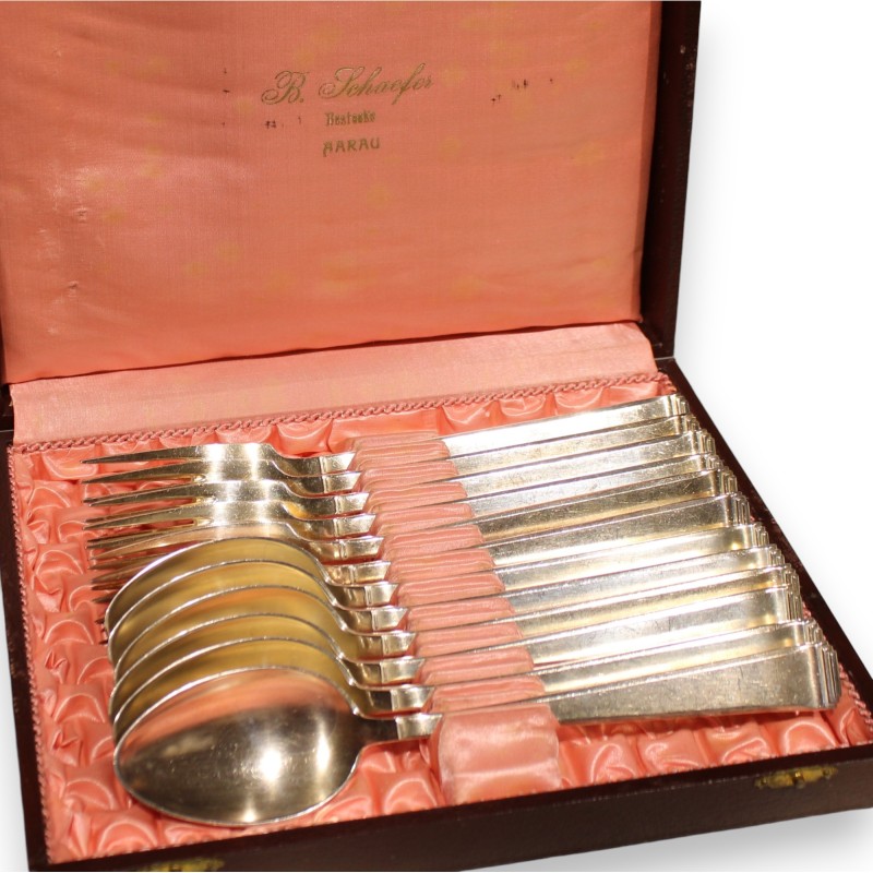 Suite de 6 fourchettes et cuillères en métal