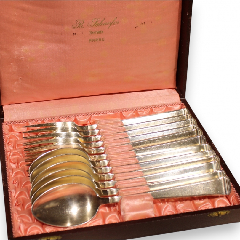 Suite de 6 fourchettes et cuillères en métal