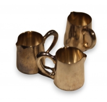 Suite de 3 pots à lait miniature en métal argenté