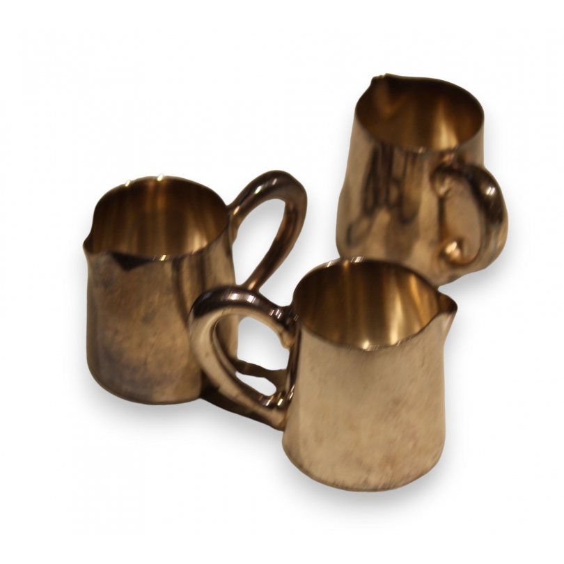 Suite de 3 pots à lait miniature en métal argenté