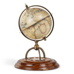 Globe Terrestre avec boussole séche sur socle