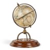 Globe Terrestre avec boussole séche sur socle