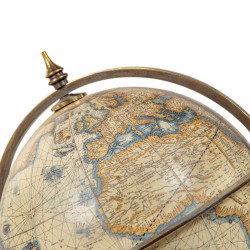 Globe Terrestre avec boussole séche sur socle