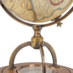 Globe Terrestre avec boussole séche sur socle