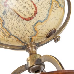 Globe Terrestre avec boussole séche sur socle