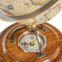 Globe Terrestre avec boussole séche sur socle
