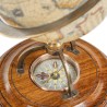 Globe Terrestre avec boussole séche sur socle