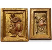 Paire de portaits en bois sculpté doré