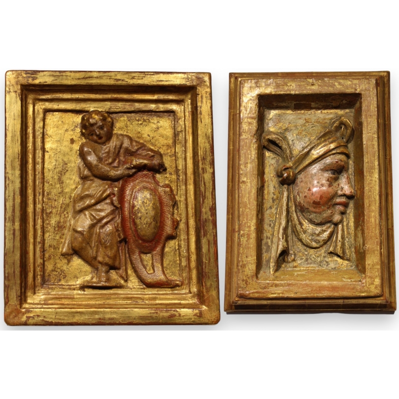 Paire de portaits en bois sculpté doré