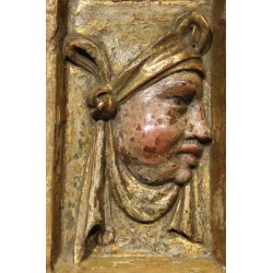 Paire de portaits en bois sculpté doré