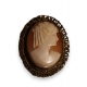 Broche dorée sertie d'un camée Jeune femme