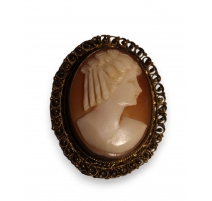 Broche dorée sertie d'un camée Jeune femme