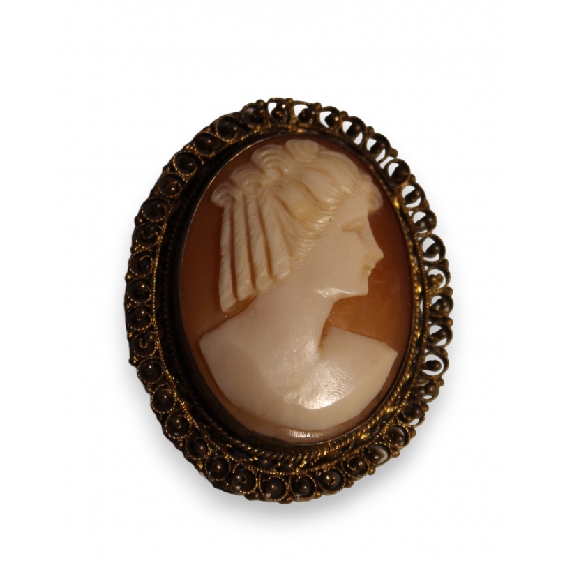 Broche dorée sertie d'un camée Jeune femme