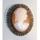 Broche dorée sertie d'un camée Jeune femme