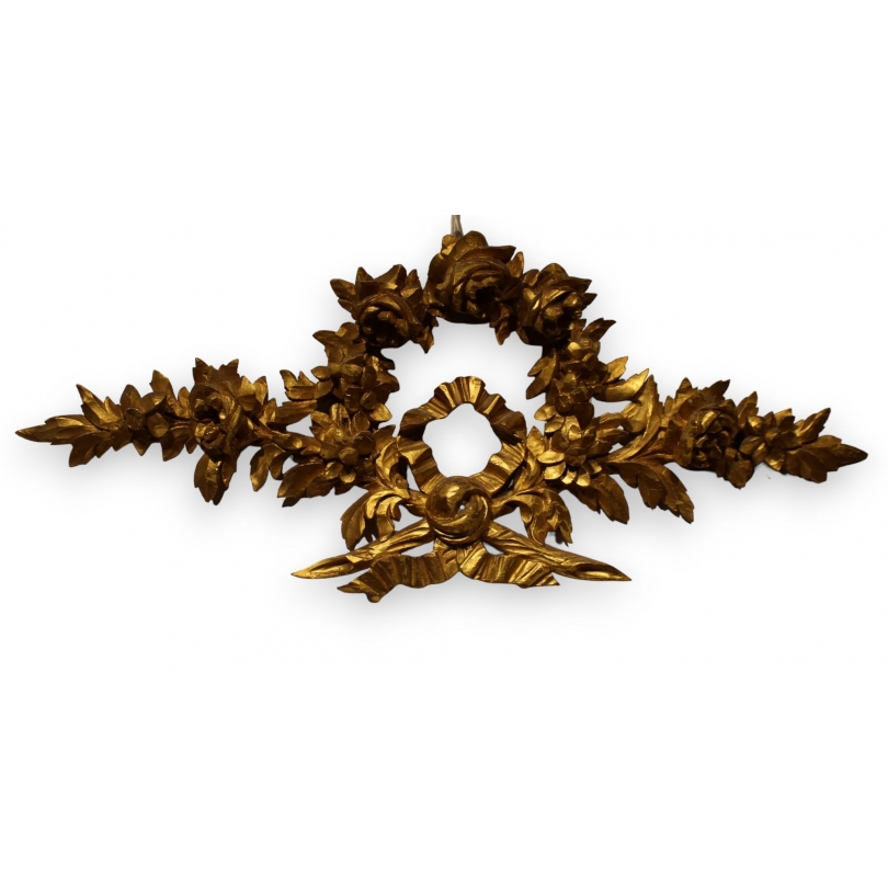 Couronne de roses en bois sculpté doré