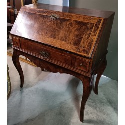 Bureau dos d'âne  Louis XV en loupe de noyer