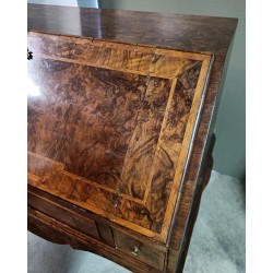 Bureau dos d'âne  Louis XV en loupe de noyer