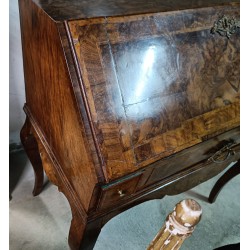 Bureau dos d'âne  Louis XV en loupe de noyer