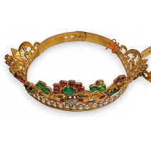 Couronne en laiton, verres verts et rouges