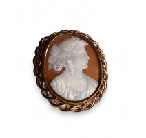 Broche dorée sertie d'un camée Jeune femme