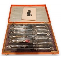 Coffret de couteaux en métal argenté