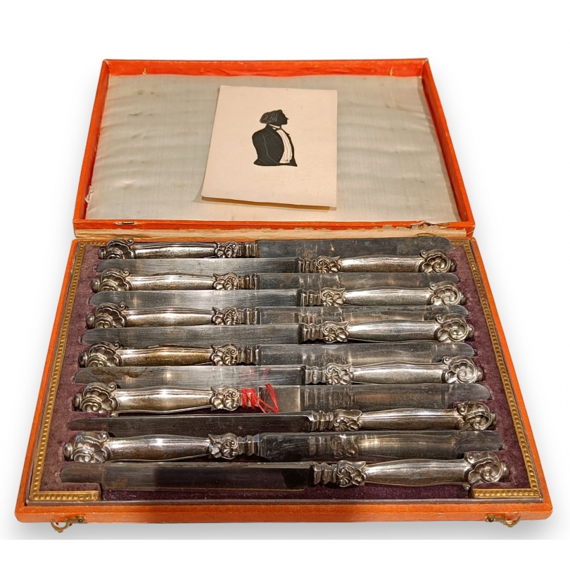 Coffret de couteaux en métal argenté