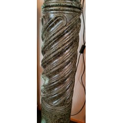 Colonne formant sellette en marbre vert