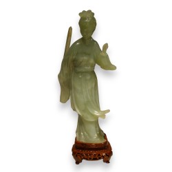 Geisha à l\'épée en jade sculpté