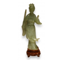 Geisha à l'épée en jade sculpté