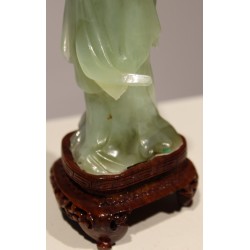Geisha à l'épée en jade sculpté