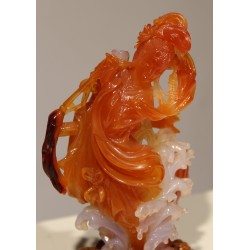 Geisha au peinceau en jade orange sculpté