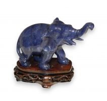 Eléphant en pierre dure bleue sculptée