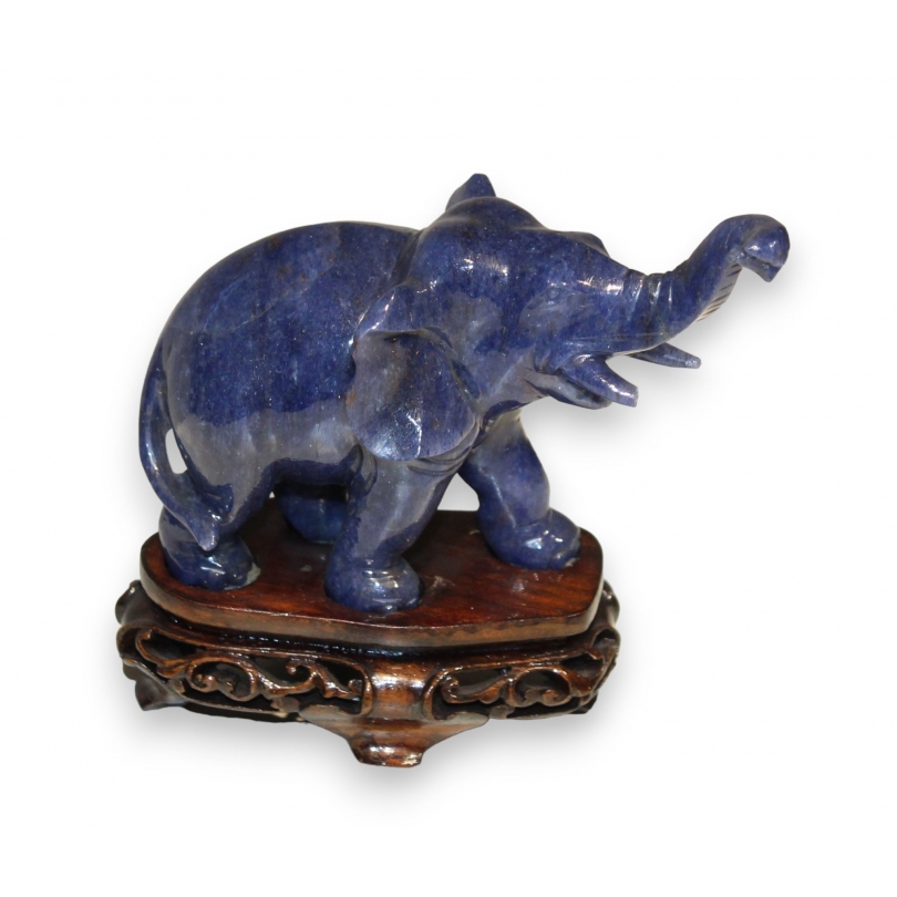 Eléphant en pierre dure bleue sculptée