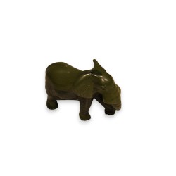 Eléphant en pierre dure verte sculptée